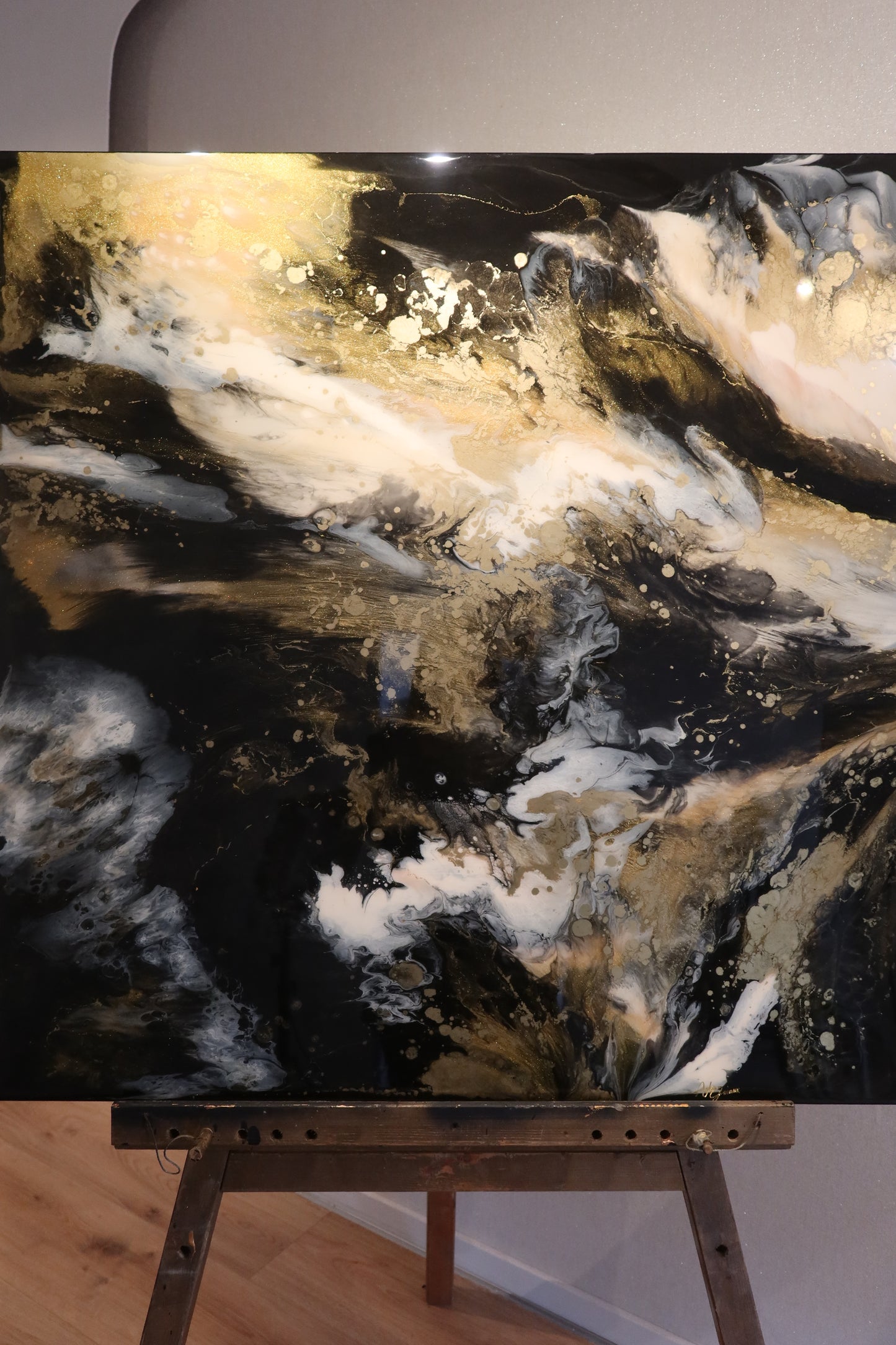 Balance of Light: Kunstwerk Epoxy van Ayla Guiaux 1x1 m zwart/wit goud/glans/glitter