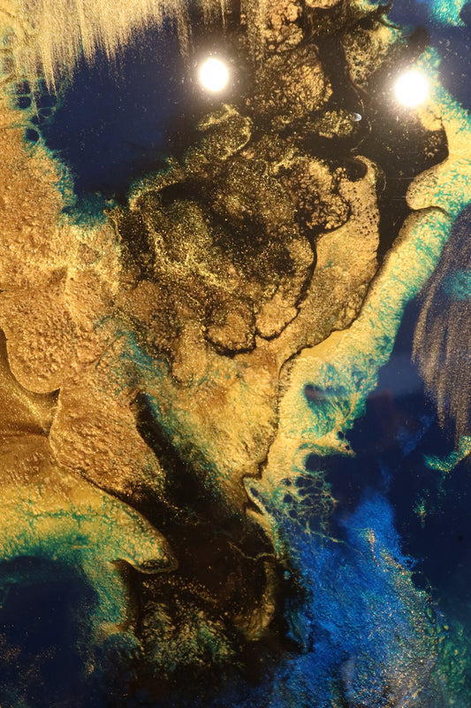 Earth Meets Sky: Kunstwerk Epoxy van Ayla Guiaux, diameter 1 meter, koningsblauw, diepgroen, glitter, brons, goud, zwart, bruin.