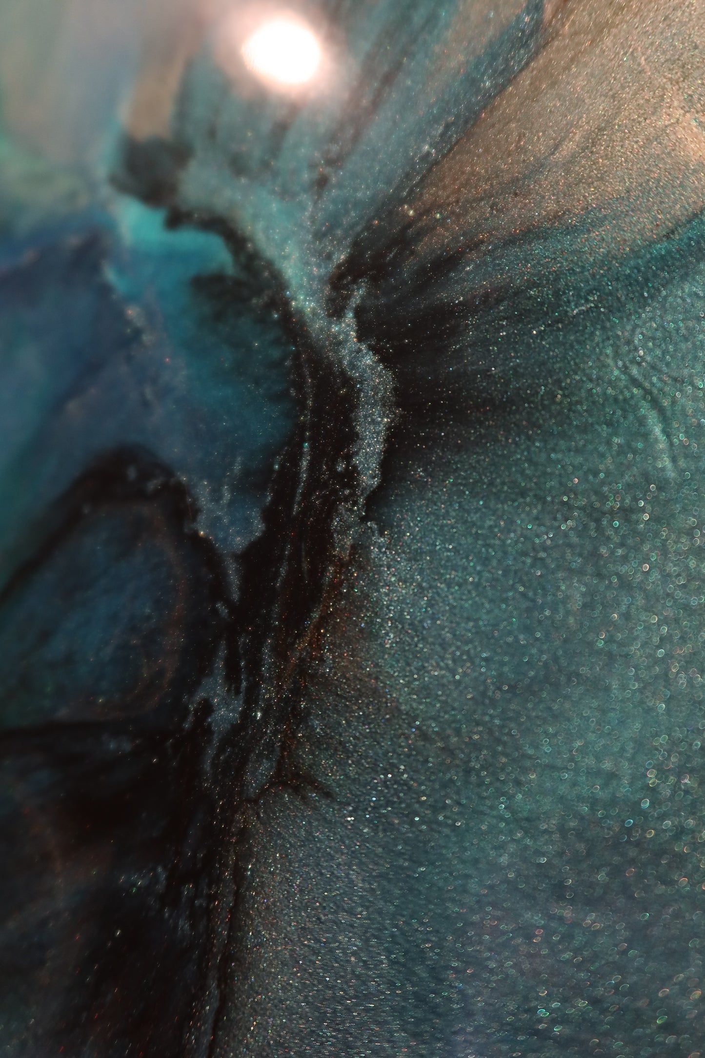 Blue Awakening: Kunstwerk Epoxy van Ayla Guiaux, 1.00 x 1.20 m, blauw, groene en gouden tinten, aangevuld met glitter en glans