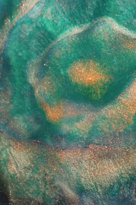 Blue Awakening: Kunstwerk Epoxy van Ayla Guiaux, 1.00 x 1.20 m, blauw, groene en gouden tinten, aangevuld met glitter en glans