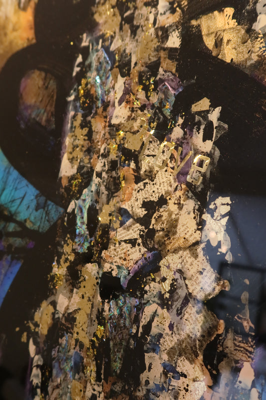 Divine Love: Kunstwerk Epoxy van Ayla Guiaux, 0.70 x 1.20 m paars, blauw, goud, zwart.