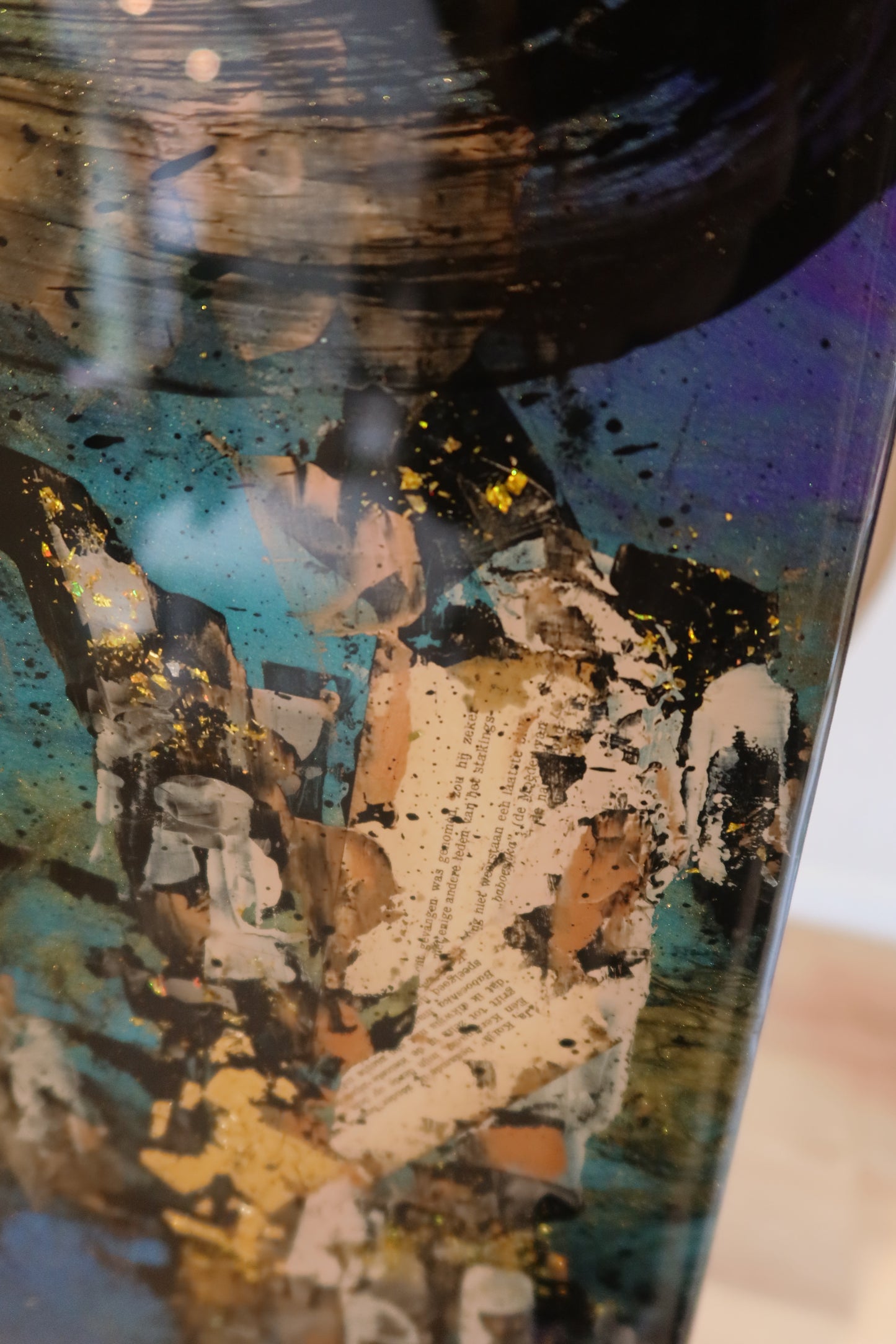 Divine Love: Kunstwerk Epoxy van Ayla Guiaux, 0.70 x 1.20 m paars, blauw, goud, zwart.