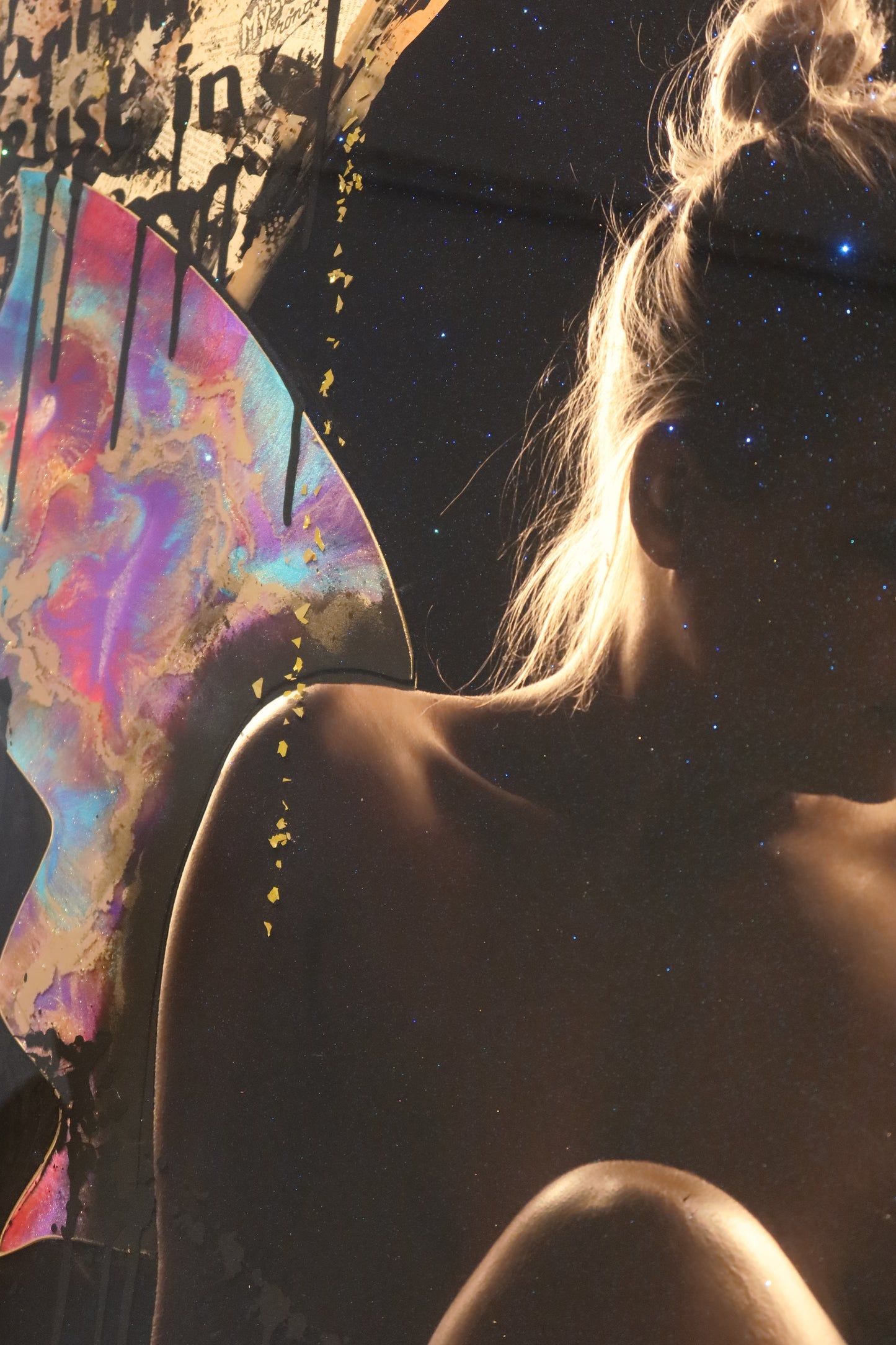 Wings of Light: Kunstwerk Epoxy van Ayla Guiaux 1.00x1.20 m zwart, roze, blauw, paars, goud en fotografie