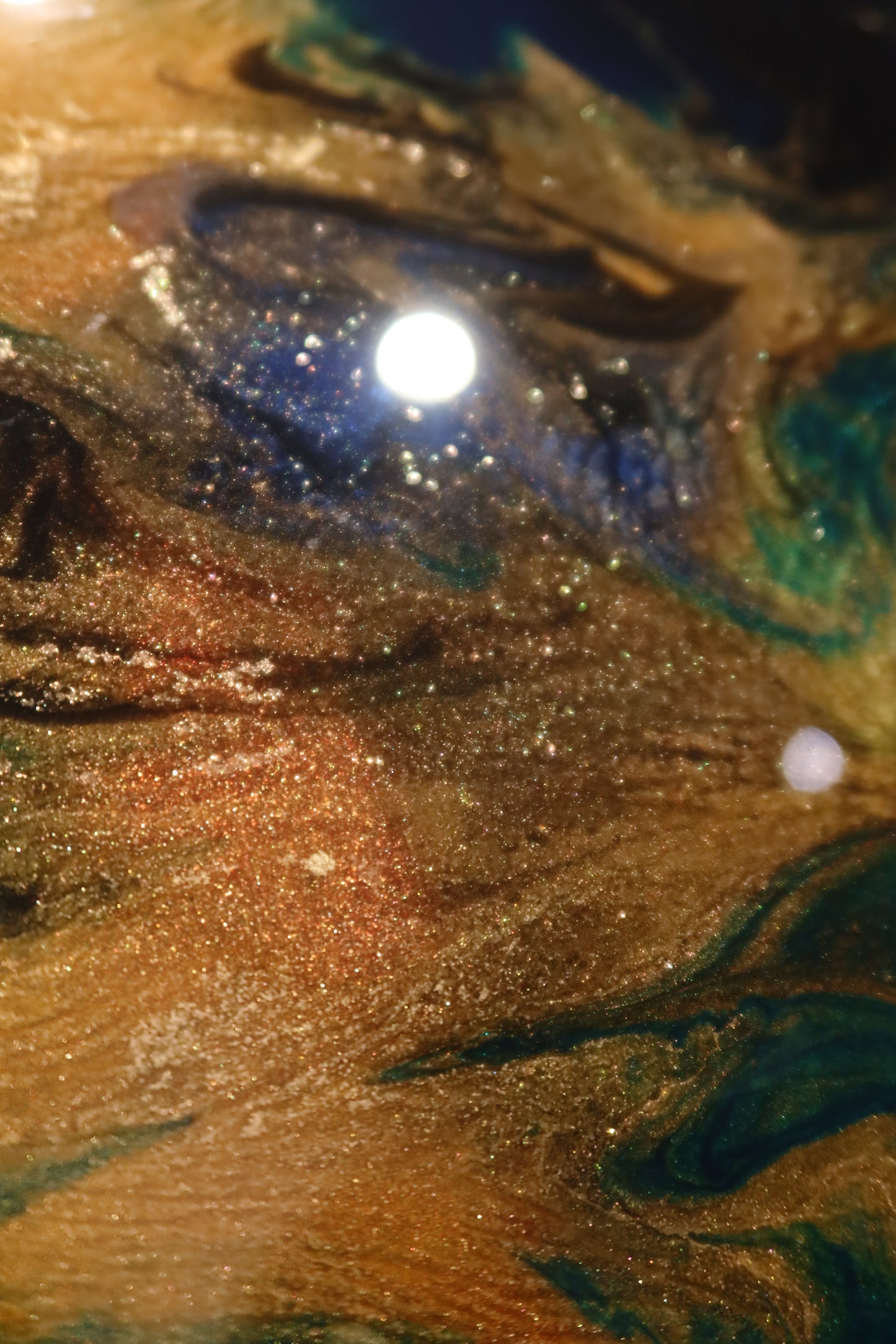 Golden Shadows: Kunstwerk Epoxy van Ayla Guiaux, 0.90 x0.90m zwart, groen, blauw, goud.
