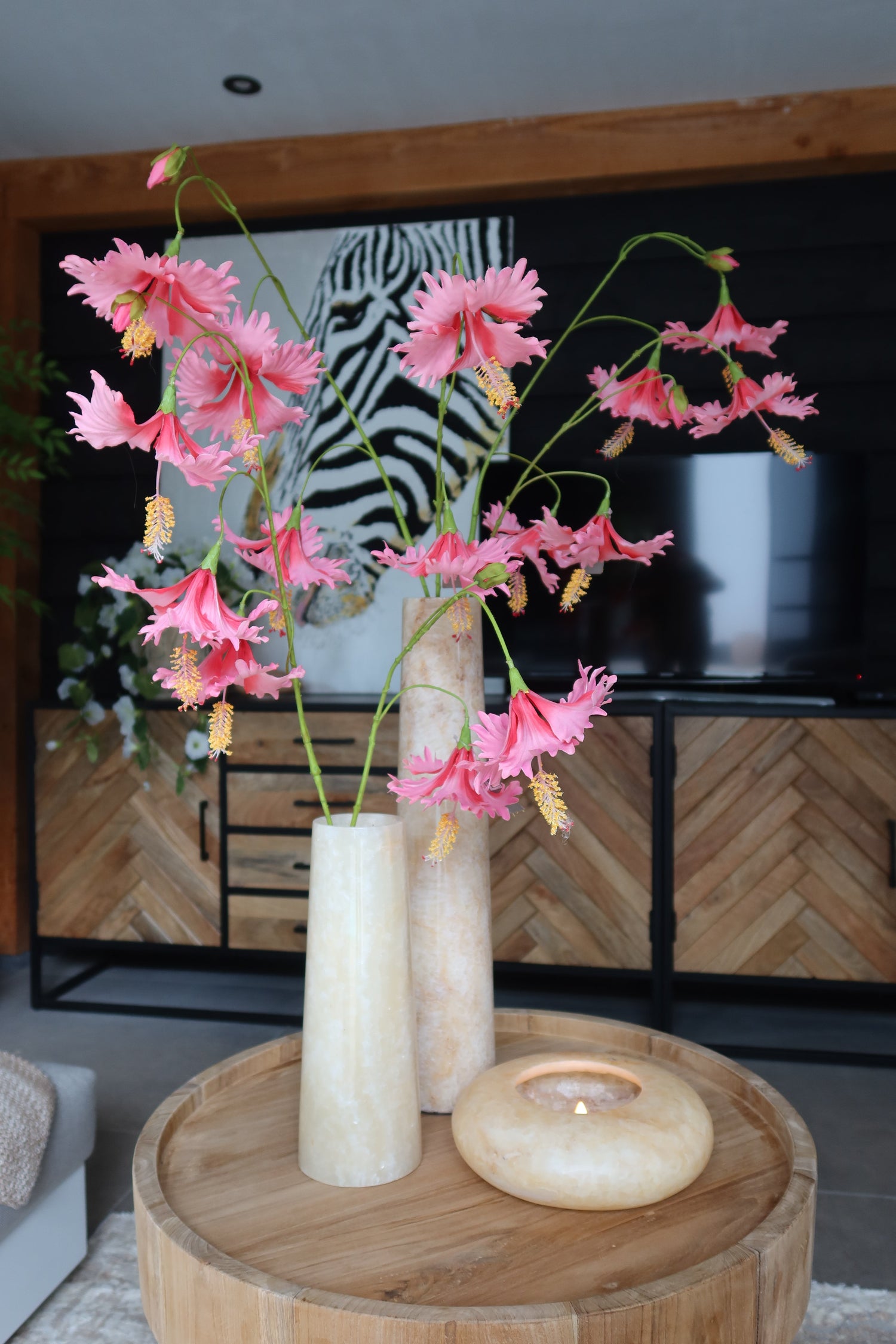 PTMD marmeren vazen met Silka flowers en Alabaster windlicht
