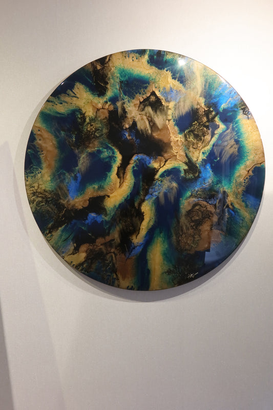 Earth Meets Sky: Kunstwerk Epoxy van Ayla Guiaux, diameter 1 meter, koningsblauw, diepgroen, glitter, brons, goud, zwart, bruin.