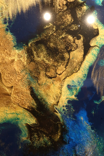 Earth Meets Sky: Kunstwerk Epoxy van Ayla Guiaux, diameter 1 meter, koningsblauw, diepgroen, glitter, brons, goud, zwart, bruin.