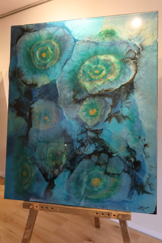 Blue Awakening: Kunstwerk Epoxy van Ayla Guiaux, 1.00  x 1.20 m, blauw, groene en gouden tinten, aangevuld met glitter en glans