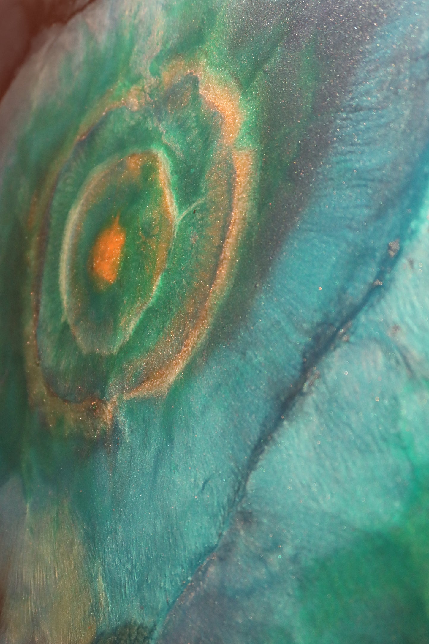 Blue Awakening: Kunstwerk Epoxy van Ayla Guiaux, 1.00  x 1.20 m, blauw, groene en gouden tinten, aangevuld met glitter en glans