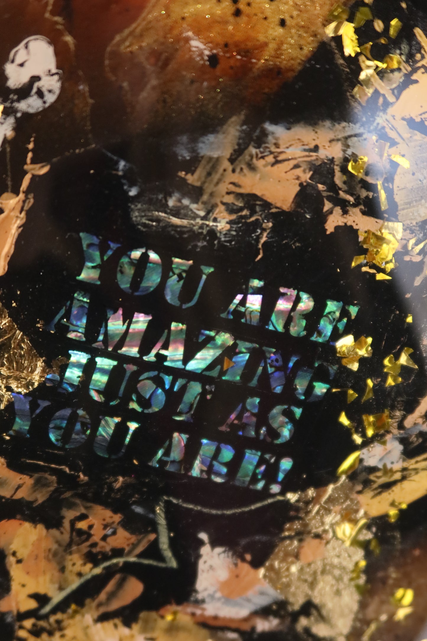 Words of Passion: Kunstwerk Epoxy van Ayla Guiaux, 1.00x0.80 m goud, brons, glitter, paars, rood, blauw, roest, zwart, bewerkt met power teksten