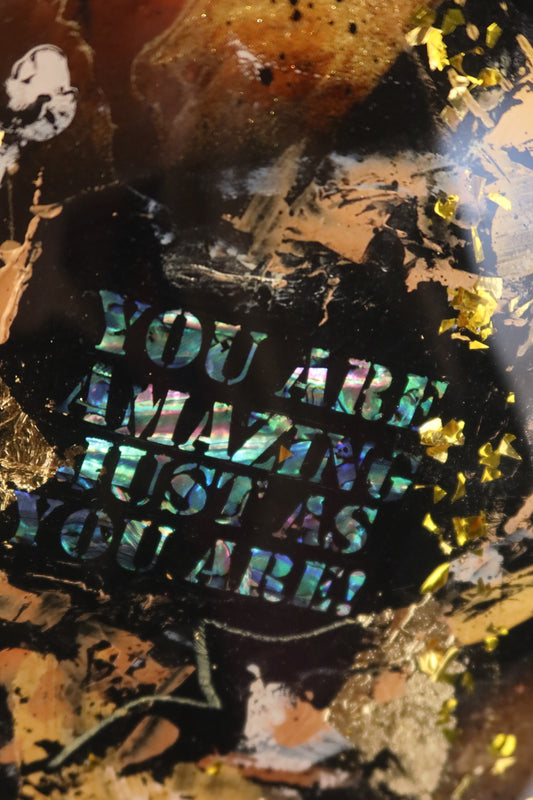 Words of Passion: Kunstwerk Epoxy van Ayla Guiaux, 1.00x0.80 m goud, brons, glitter, paars, rood, blauw, roest, zwart, bewerkt met power teksten