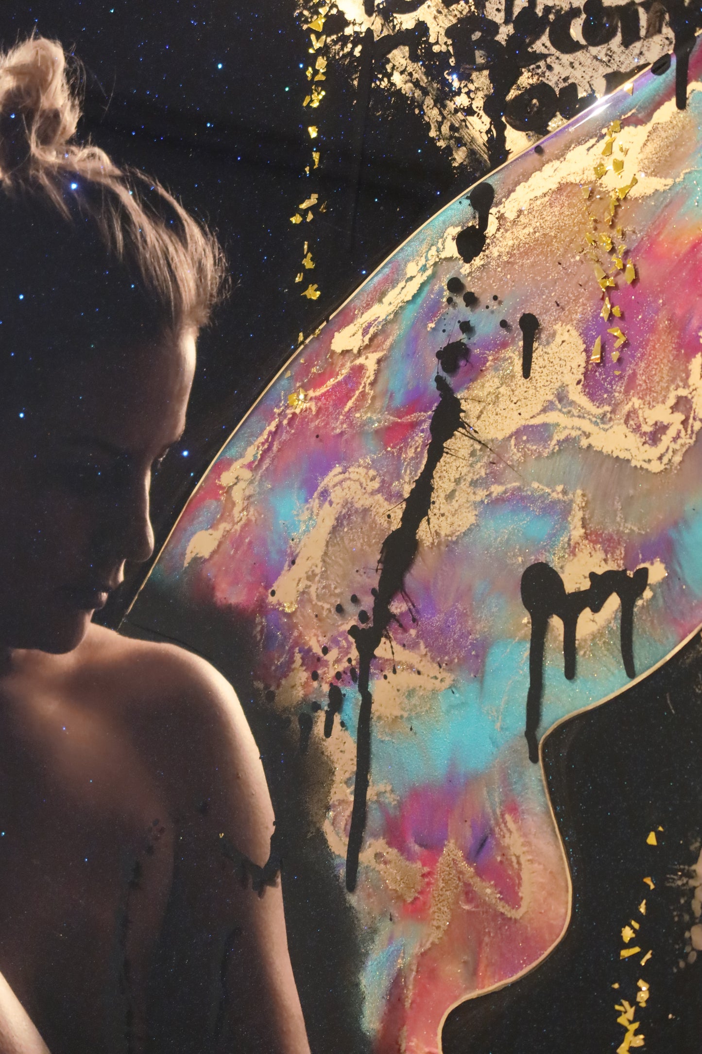 Wings of Light: Kunstwerk Epoxy van Ayla Guiaux 1.00x1.20 m zwart, roze, blauw, paars, goud en fotografie