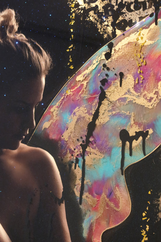 Wings of Light: Kunstwerk Epoxy van Ayla Guiaux 1.00x1.20 m zwart, roze, blauw, paars, goud en fotografie