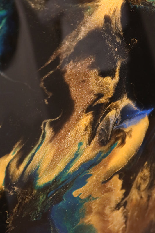 Golden Shadows: Kunstwerk Epoxy van Ayla Guiaux, 0.90 x0.90m zwart, groen, blauw, goud.