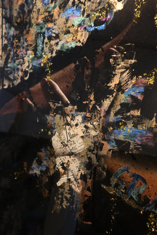 Reflextions in Darkness: Kunstwerk Epoxy van Ayla Guiaux 1.00 x 1.20 m zwart, blauw, roze, groen, goud.