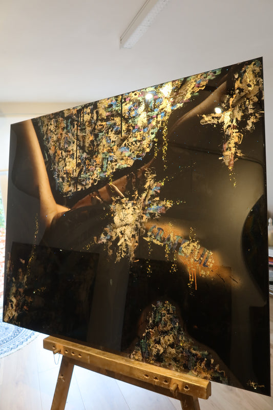 Reflextions in Darkness: Kunstwerk Epoxy van Ayla Guiaux 1.00 x 1.20 m zwart, blauw, roze, groen, goud.