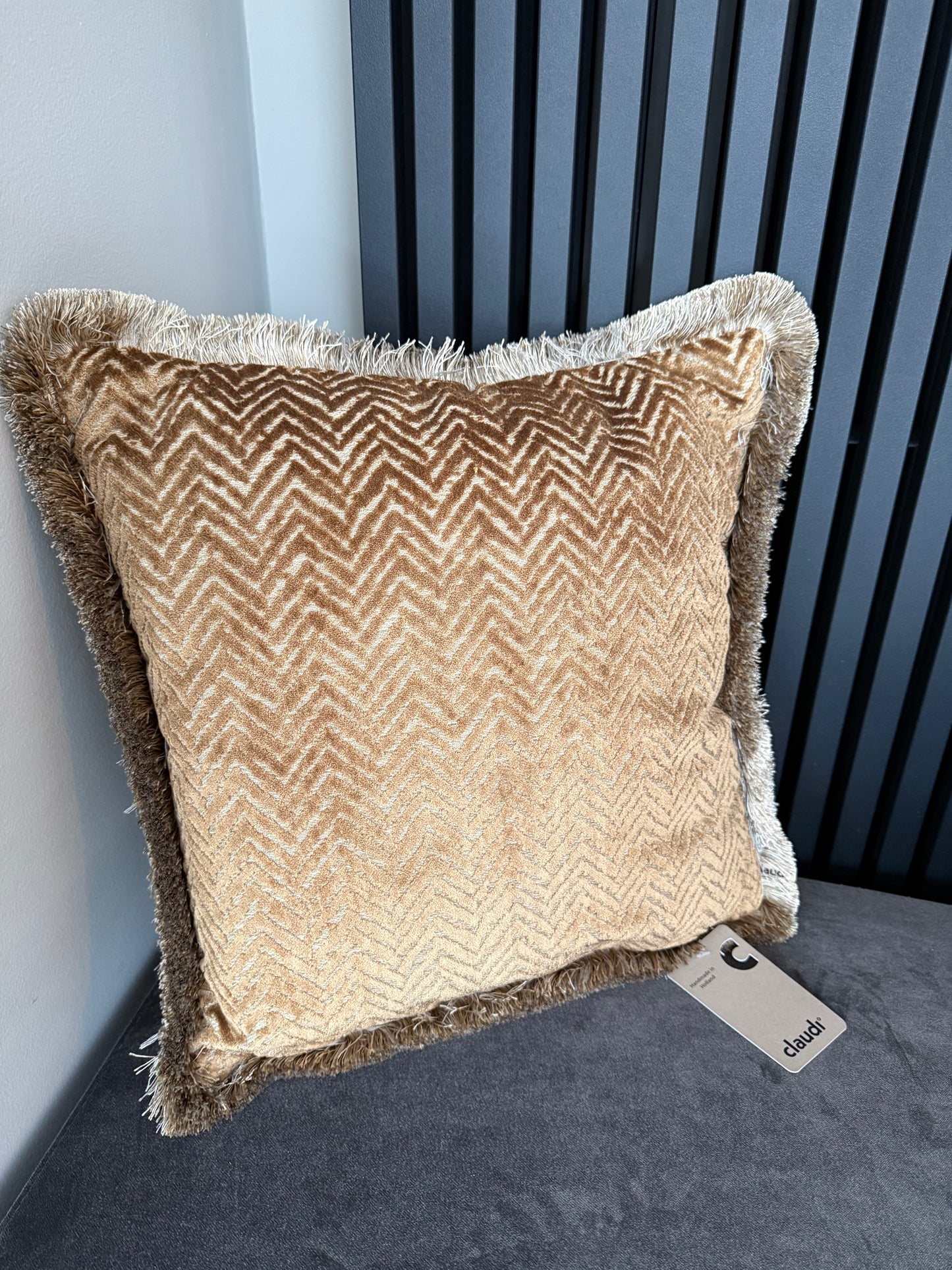 Claudi kussen Velvella 45x45cm Dark Fringe Gold