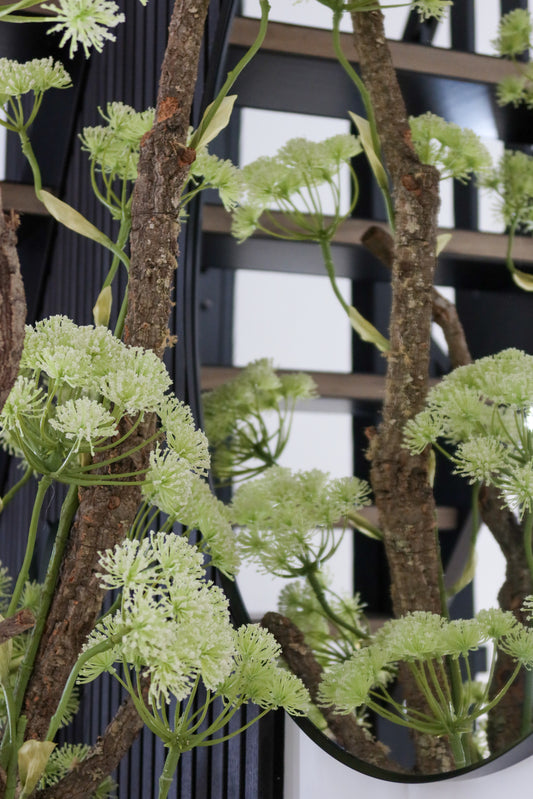 Maatwerk bloemstuk:  Bowl Roza Oesterwit D47 H36, Heracleum wit en Kurken takken