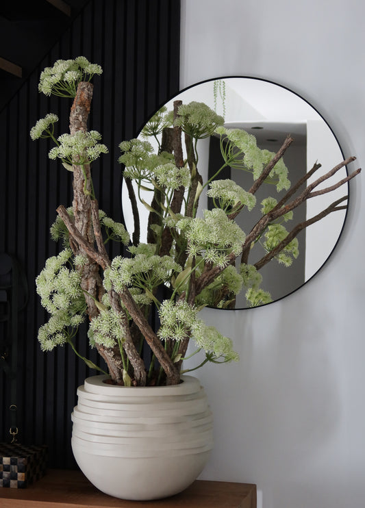 Maatwerk bloemstuk:  Bowl Roza Oesterwit D47 H36, Heracleum wit en Kurken takken